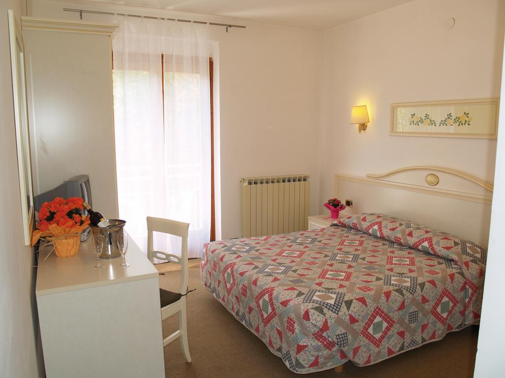 Hotel Rosalpina Riva del Garda Exterior foto